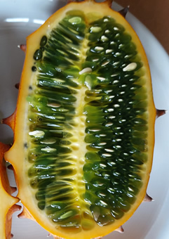 Kiwano Frucht aufgeschnitten